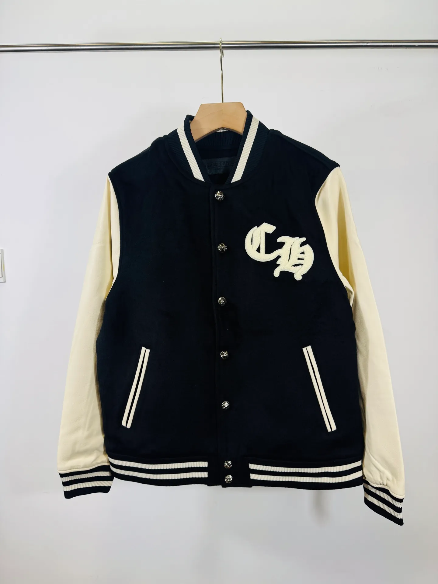 P520 top version 🐮 Real shot without P, ​​different from market products] Chrome Hearts 🍁Winter clothing is coming🍁 Sanskrit cross woolen leather sleeves spliced ​​baseball embroidered cotton jacket, heavy embroidery ➕ both sleeves and whole leather, counter synchronization, heavy industry! ! Customized version of thickened woolen fabric, silk lining, customized version of hardware, not the ordinary version on the market! ! Recommended colors: black and white color matching Code numbers: S, M, L, XL